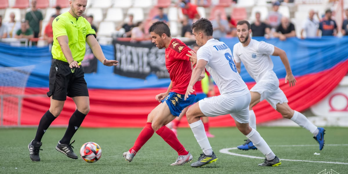 Carles Salvador, en un partit de començament de temporada. Autor: Atlético Saguntino