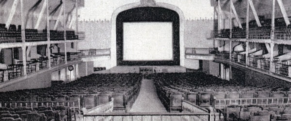Foto portada: Perspectiva de la platea amb l'escenari muntat.