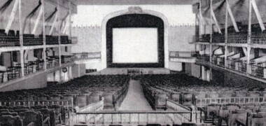 Foto portada: Perspectiva de la platea amb l'escenari muntat.