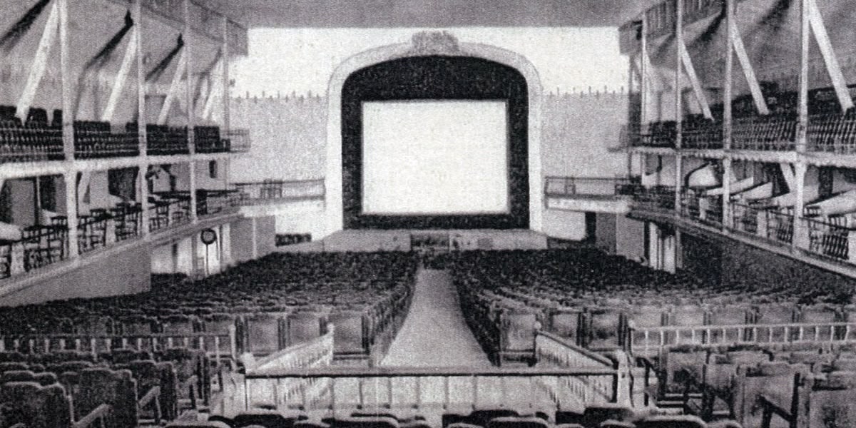 Foto portada: Perspectiva de la platea amb l'escenari muntat.