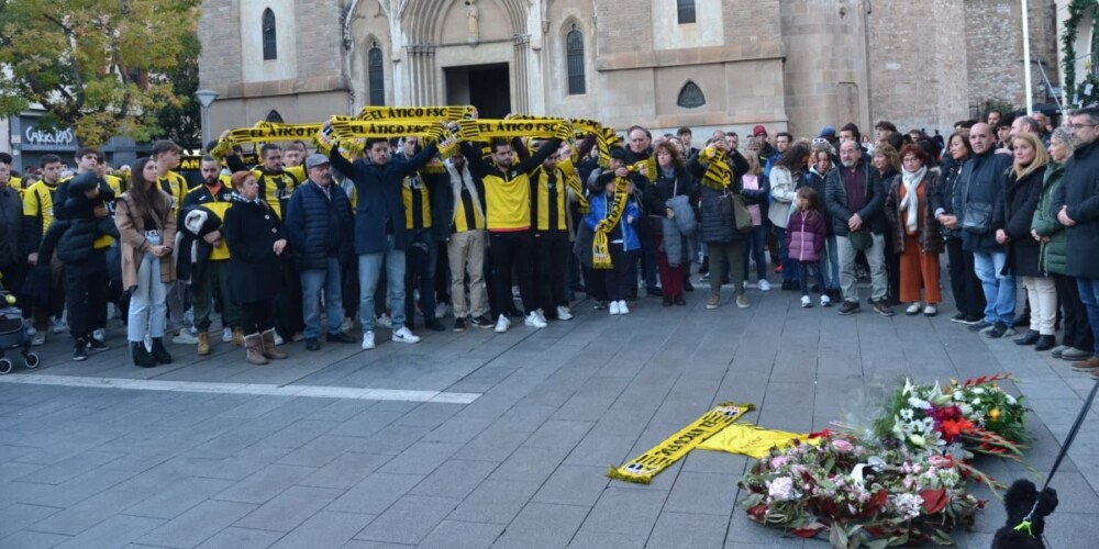 Foto portada: un moment del minut de silenci per Raúl Jurado, jugador d'El Ático mort el passat dilluns després d'un fort impacte al cap durant un partit de futbol sala. Autor: J.d.A.