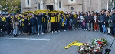 Foto portada: un moment del minut de silenci per Raúl Jurado, jugador d'El Ático mort el passat dilluns després d'un fort impacte al cap durant un partit de futbol sala. Autor: J.d.A.