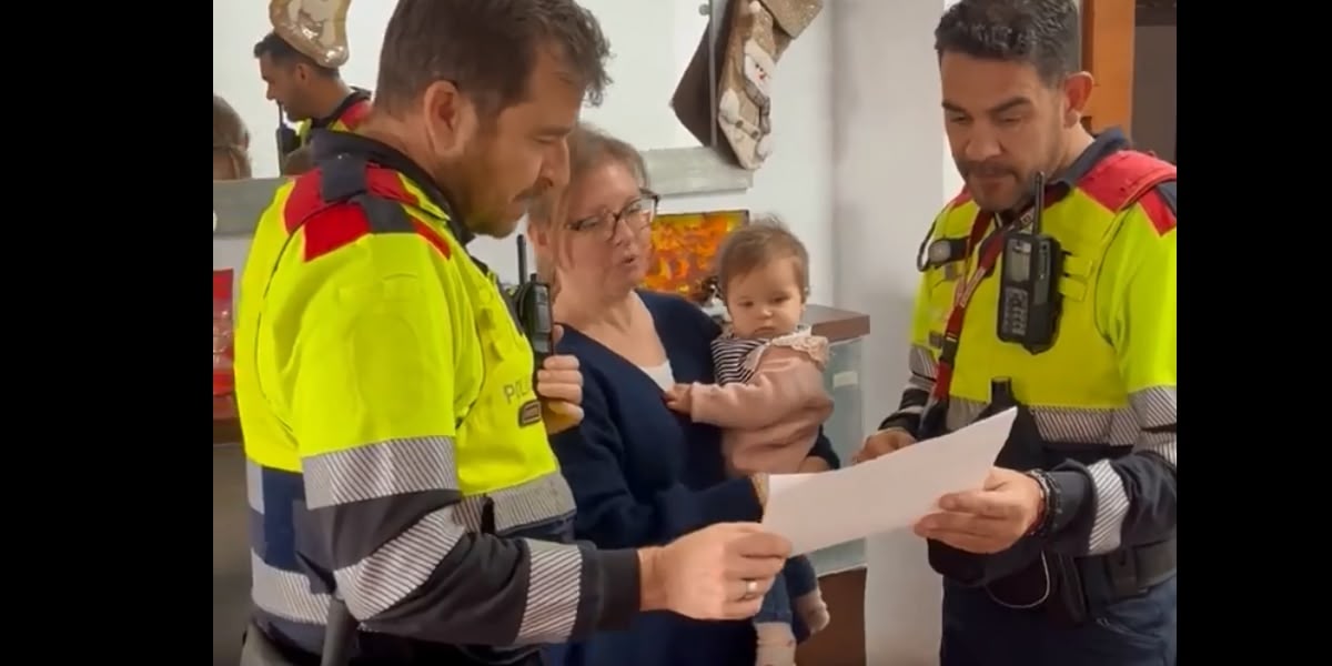 Foto portada: captura del vídeo de la visita dels agents a casa de la família auxiliada. Font: Mossos via X (abans Twitter).