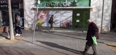 Foto portada: exterior de la clínica dental Caredent, aquest dimarts al migdia. Autor: J.d.A.
