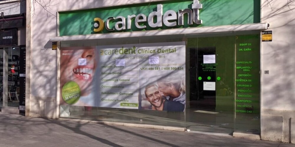 Foto portada: exterior de la clínica Caredent, aquest dimecres. Autor: J.d.A.