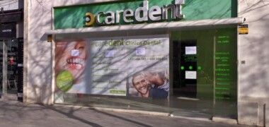 Foto portada: exterior de la clínica Caredent, aquest dimecres. Autor: J.d.A.