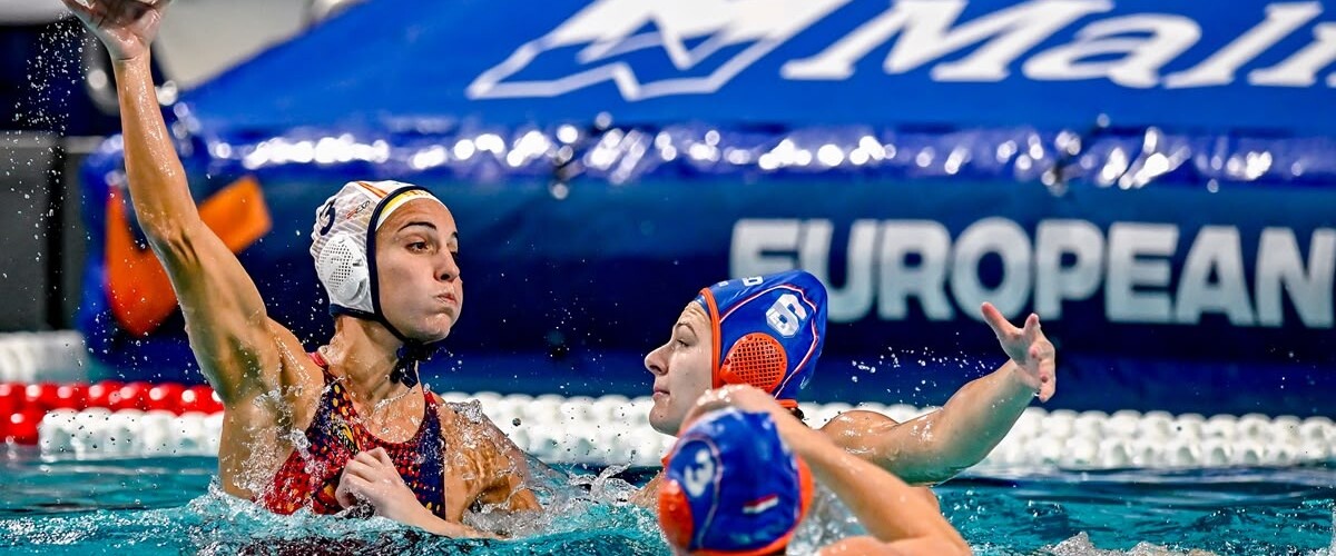 Foto portada: la waterpolista de la selecció espanyola Anni Espar, a la final contra Països Baixos. Autor: RFEN.