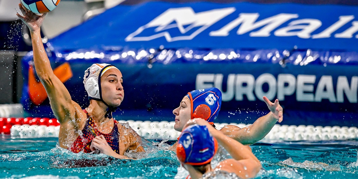 Foto portada: la waterpolista de la selecció espanyola Anni Espar, a la final contra Països Baixos. Autor: RFEN.