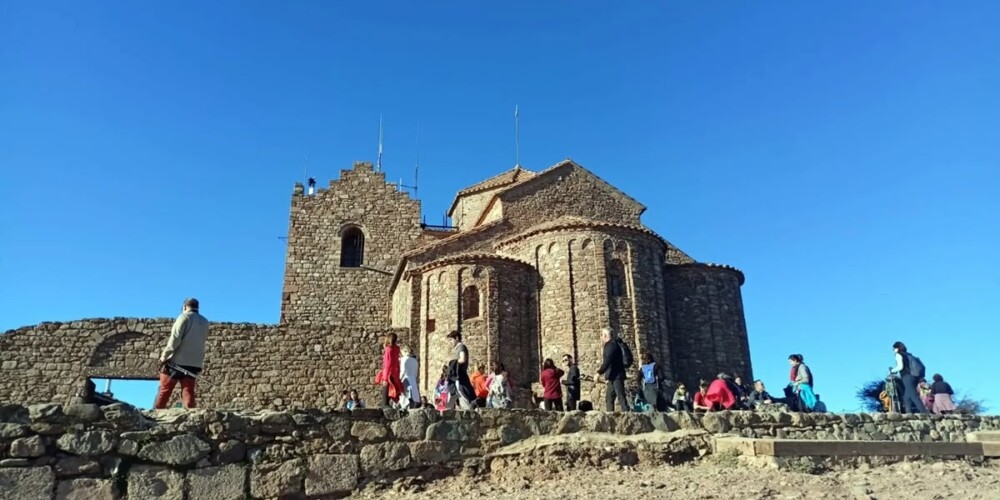 Foto portada: La Mola, amb el restaurant dalt del cim, dins del Parc Natural de Sant Llorenç. Autor: Joan Manel Oller.