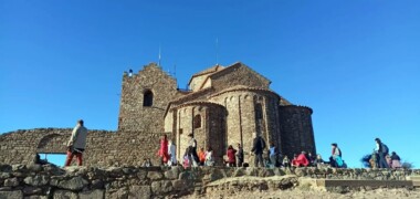 Foto portada: La Mola, amb el restaurant dalt del cim, dins del Parc Natural de Sant Llorenç. Autor: Joan Manel Oller.