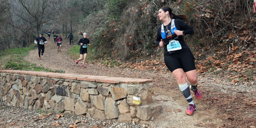 Foto portada: participants a la Llanera Trail, camí del Ripoll. Autora: Alba Garcia.