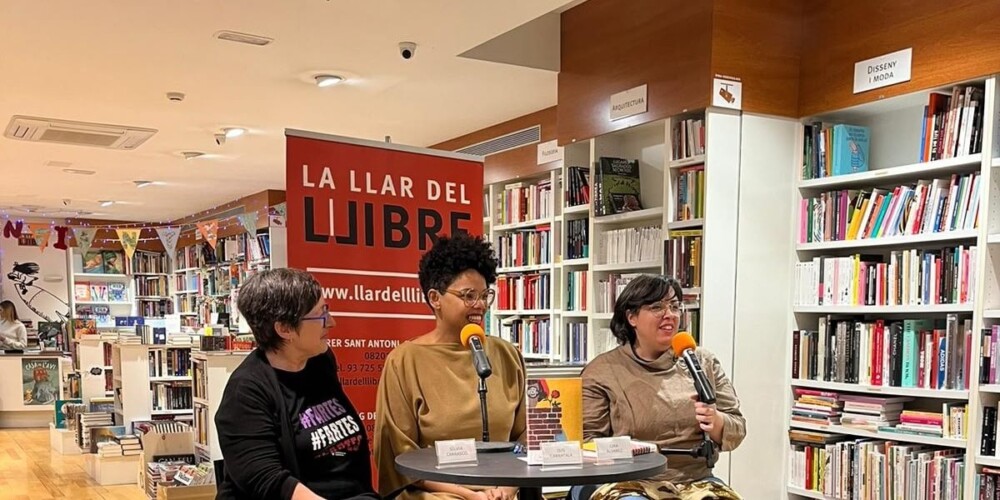 Foto portada: un moment de la presentació del llibre 'Niña vieja'. Autor: cedida.