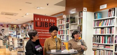 Foto portada: un moment de la presentació del llibre 'Niña vieja'. Autor: cedida.