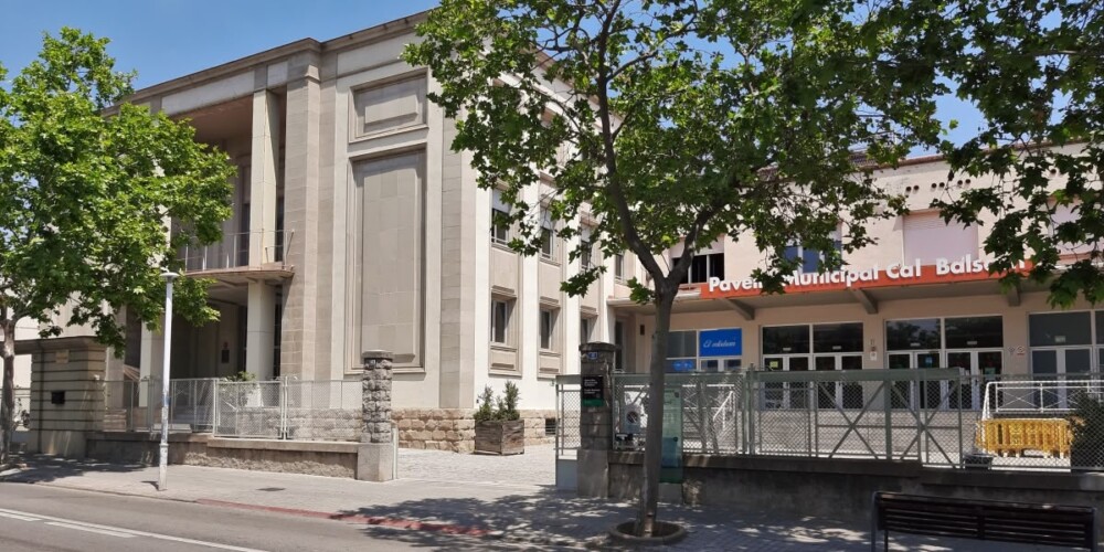 Foto portada: exterior de Cal Balsach. Autor: Wikimedia.