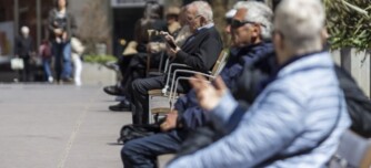 Foto portada. gent gran als bancs de l'anterior Passeig de la plaça Major. Autor: M.Tornel.