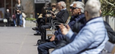 Foto portada. gent gran als bancs de l'anterior Passeig de la plaça Major. Autor: M.Tornel.