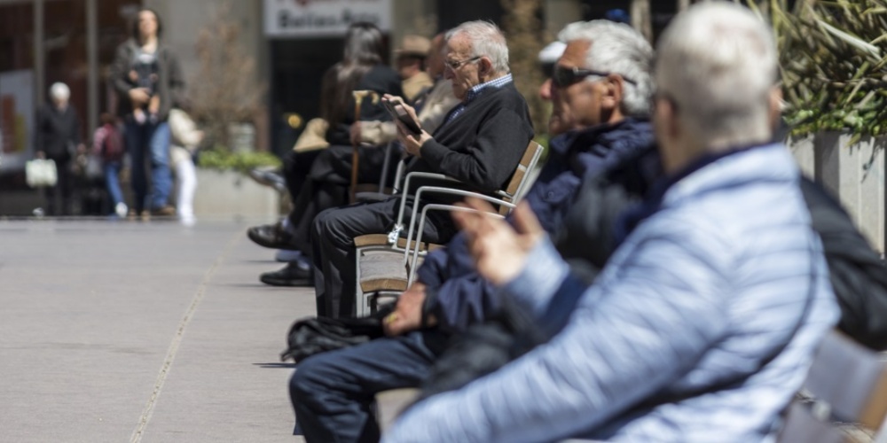 Foto portada. gent gran als bancs de l'anterior Passeig de la plaça Major. Autor: M.Tornel.