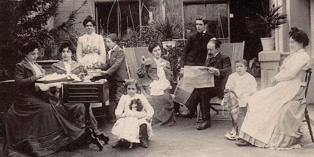 La família de Durancamps, en l'eixida de la casa familiar. Rafael Dempeus