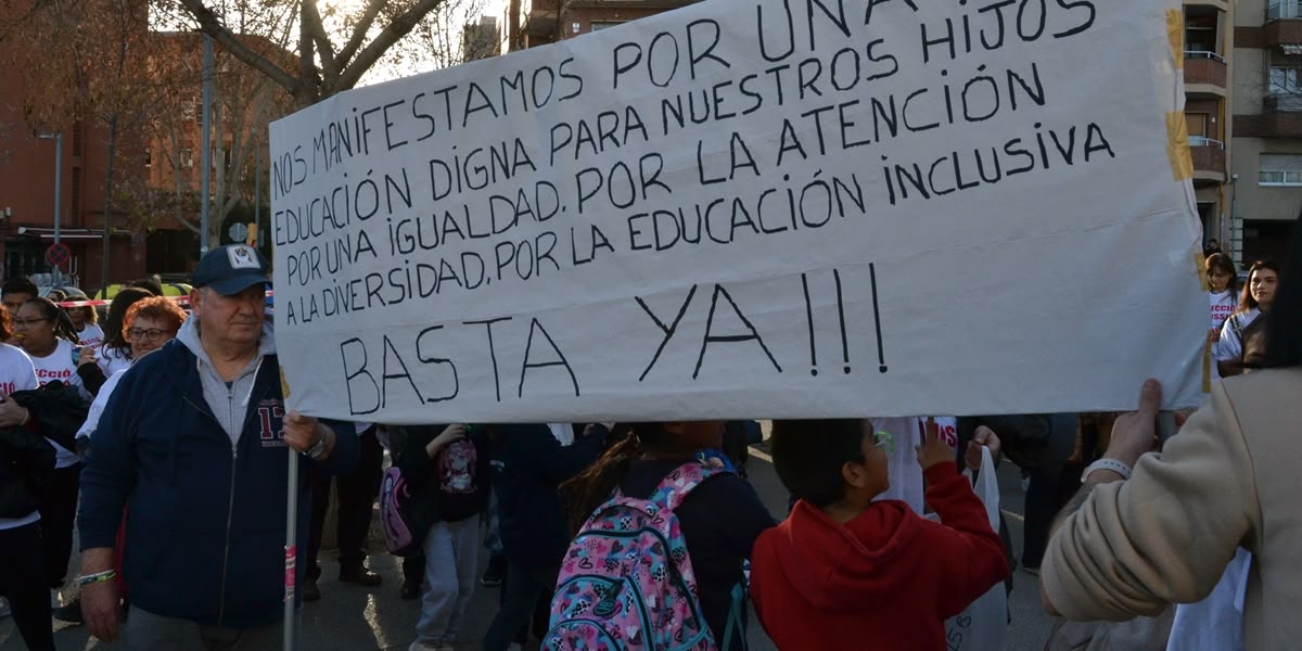 Protesta de les famílies de l'escola Andreu Castells, el 26 de gener de 2024. Autor: J.d.A.