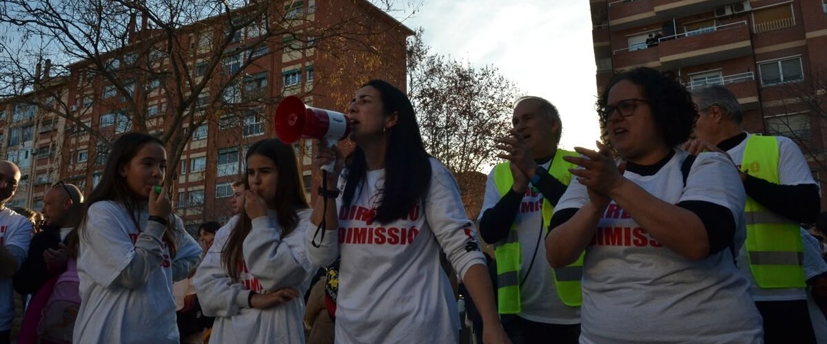 Foto portada: protesta de les famílies de l'escola Andreu Castells, el 26 de gener de 2024. Autor: J.d.A.