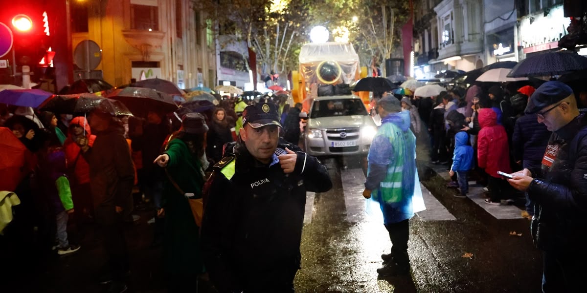 Foto portada: un policia i l'organtizació de la cavalcada a la Rambla. Autor: D.Jiménez.