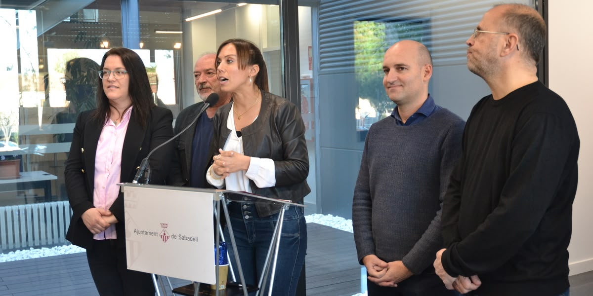 Mar Molina, Manuel Robles, Marta Farrés, Adrián Hernández i Antonio Rodríguez, a la visita d'obres del Centre Cívic de Sant Oleguer. Autor: Jordi M