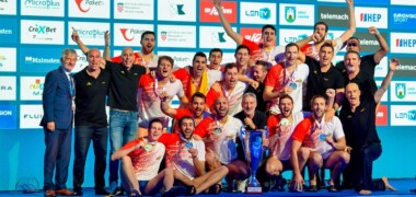 Foto portada: la selecció espanyola de waterpolo masculí, celebrant el títol. Autor: RFEN.