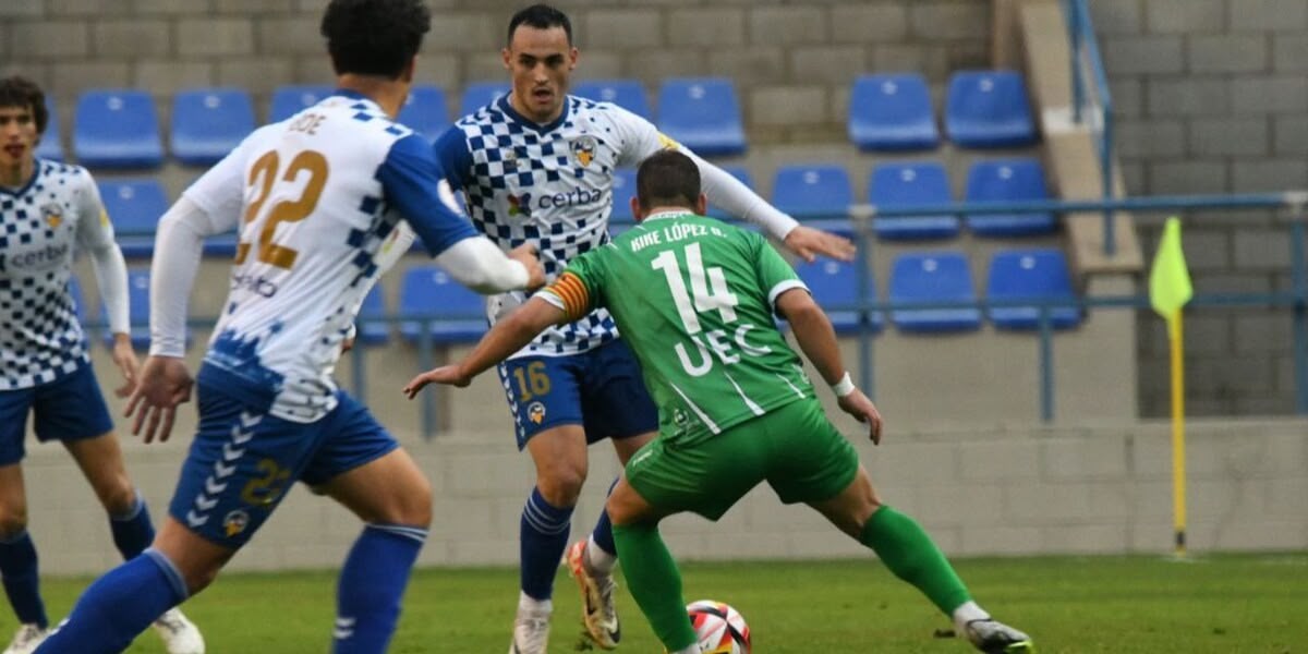 Toni Herrero, amb el capità del Cornellà davant. Autor: CES