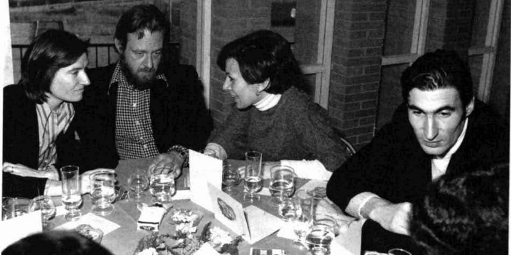 Isabel Casals, Manel Garriga, Remei Bona i Antoni Farrés, al Col·legi d'Advocats, l'any 1976. Autor: P.Farran (Arxiu Manel Garriga).