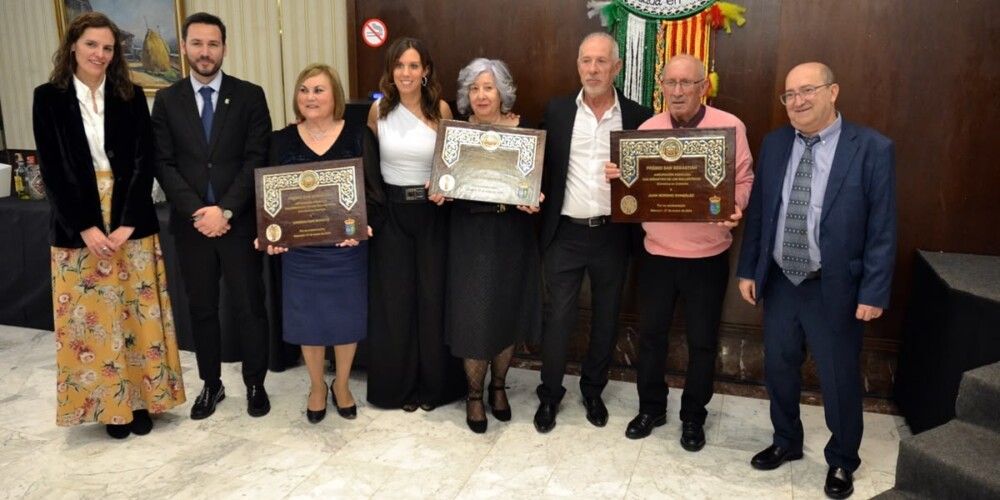 Els guardonats, amb les autoritats i el president de l'entitat. Autor: J.d.A.