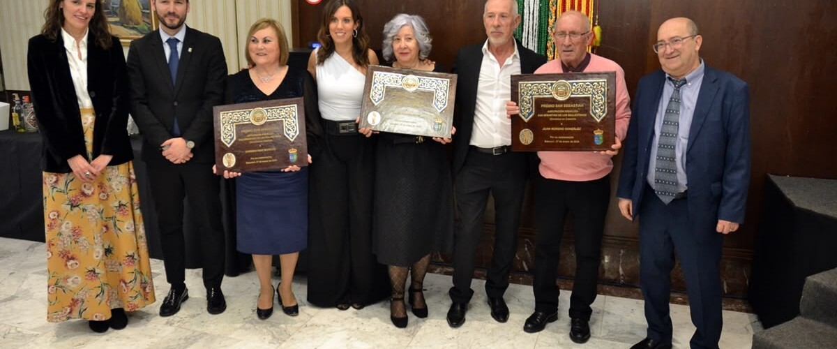 Els guardonats, amb les autoritats i el president de l'entitat. Autor: J.d.A.