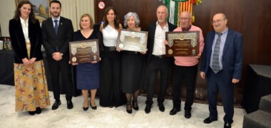 Els guardonats, amb les autoritats i el president de l'entitat. Autor: J.d.A.