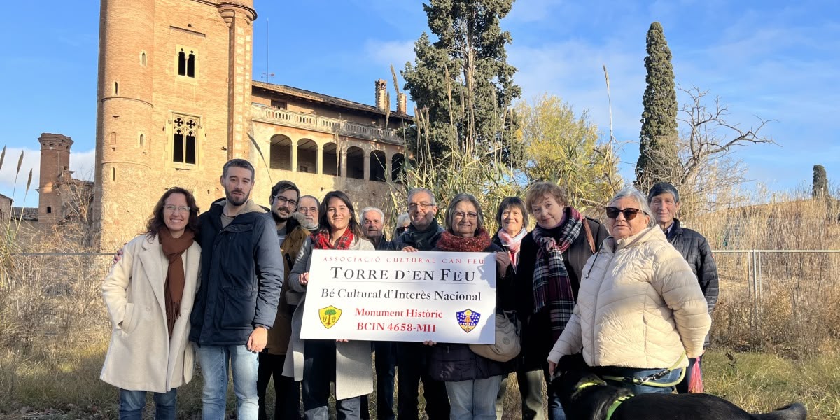 Membres de l’Associació Cultural Can Feu, després que la Torre hagi estat catalogada com a BCIN. Autor: Jordi M.