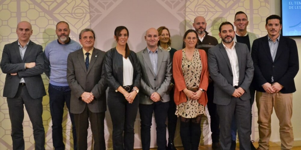 Foto portada: representants dels col·legis professionals, gremis i entitats relacionades amb la tramitació de llicències, el tinent d'alcaldessa Adrián Hernández i l'alcaldessa de Sabadell, Marta Farrés. Autor: J.d.A.