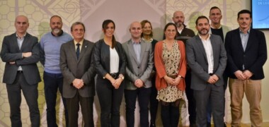Foto portada: representants dels col·legis professionals, gremis i entitats relacionades amb la tramitació de llicències, el tinent d'alcaldessa Adrián Hernández i l'alcaldessa de Sabadell, Marta Farrés. Autor: J.d.A.