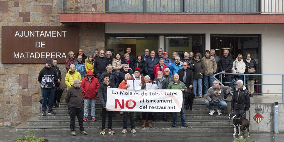 They turned in an additional 14,400 signatures in defense of La Mola Restaurant