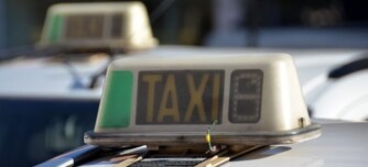 Foto portada: taxis a Sabadell, en una imatge d'arxiu. Autor: David B.