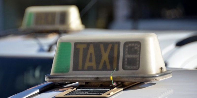 Foto portada: taxis a Sabadell, en una imatge d'arxiu. Autor: David B.