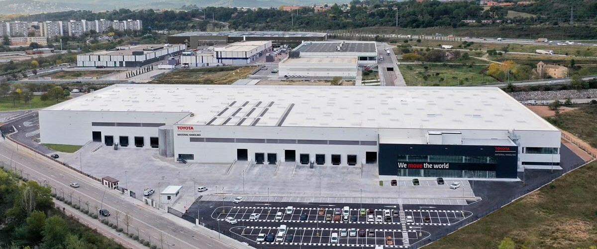 Foto portada: la nau logística de Toyota Material Handling a Sant Pau de Riu-sec amb Badia de fons, i també Collserola. Autor: cedida.