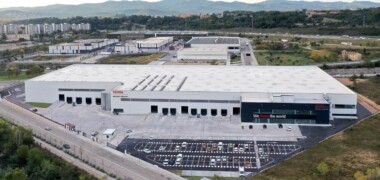 Foto portada: la nau logística de Toyota Material Handling a Sant Pau de Riu-sec amb Badia de fons, i també Collserola. Autor: cedida.