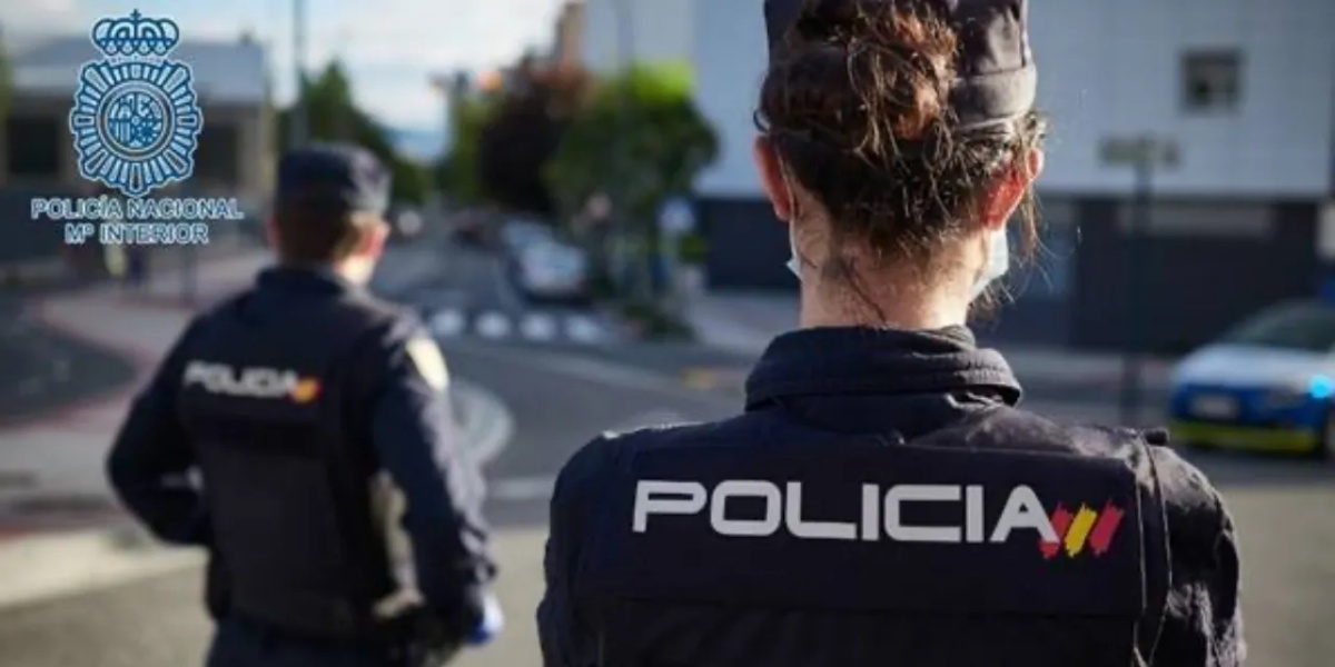Foto portada: agents de la Policia Nacional, en una imatge corporativa.