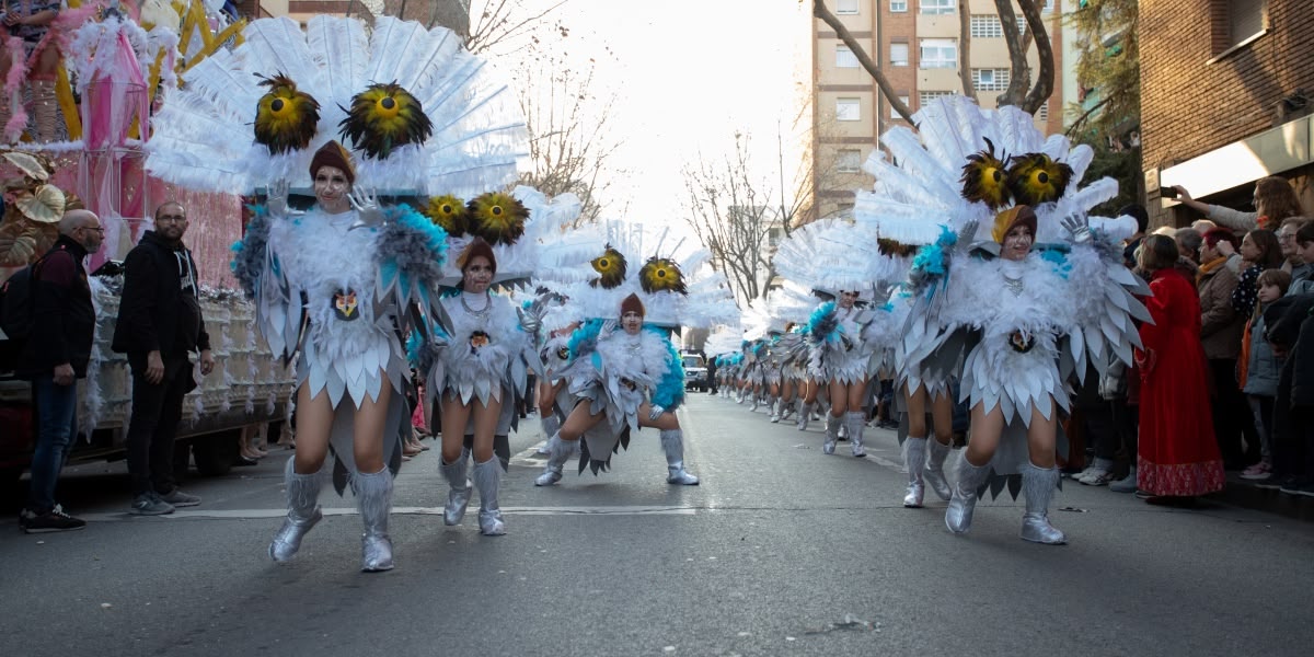 La rua de Carnaval, l'any passat, al carrer de Francesc Layret. Autora: Alba Garcia.