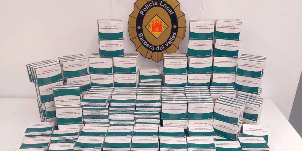 Foto portada: caixes de Viagra comissades. Autor: Policia Local Barberà.