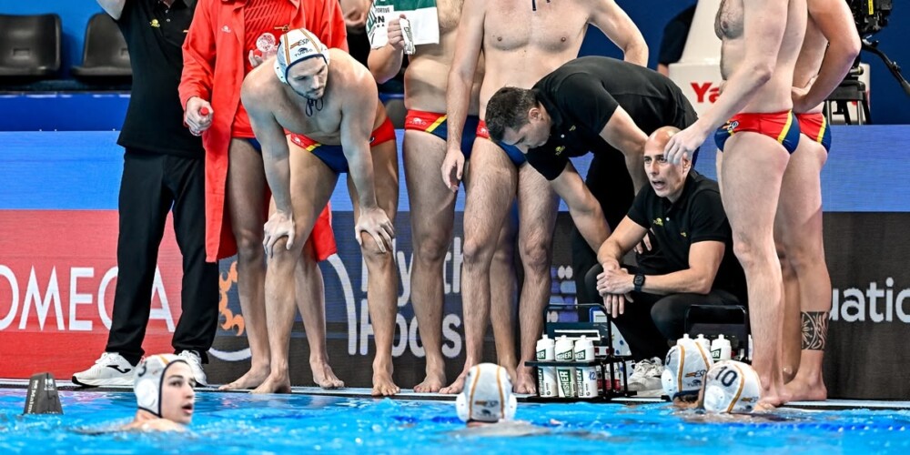 Foto portada: el seleccionador masculí de waterpolo, David Martín, durant un temps mort. Autor: RFEN.