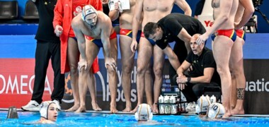 Foto portada: el seleccionador masculí de waterpolo, David Martín, durant un temps mort. Autor: RFEN.