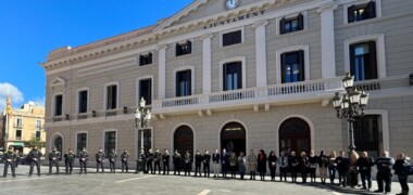 Foto portada: un moment del minut de silenci, aquest migdia. Autora: N.Pérez.