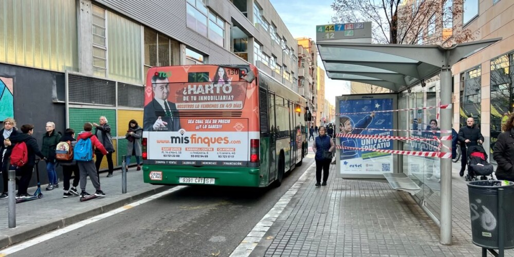 Foto portada: antiga parada de bus al carrer de Calderón. Autor: ACN.