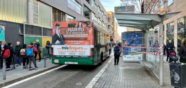 Foto portada: antiga parada de bus al carrer de Calderón. Autor: ACN.