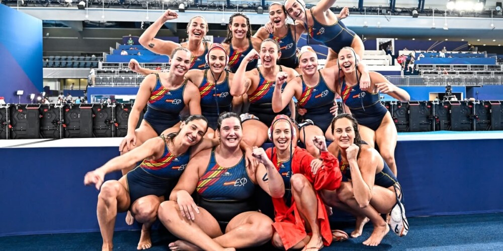 Foto portada: la selecció espanyola de waterpolo femení, aquest matí. Autor: RFEN.