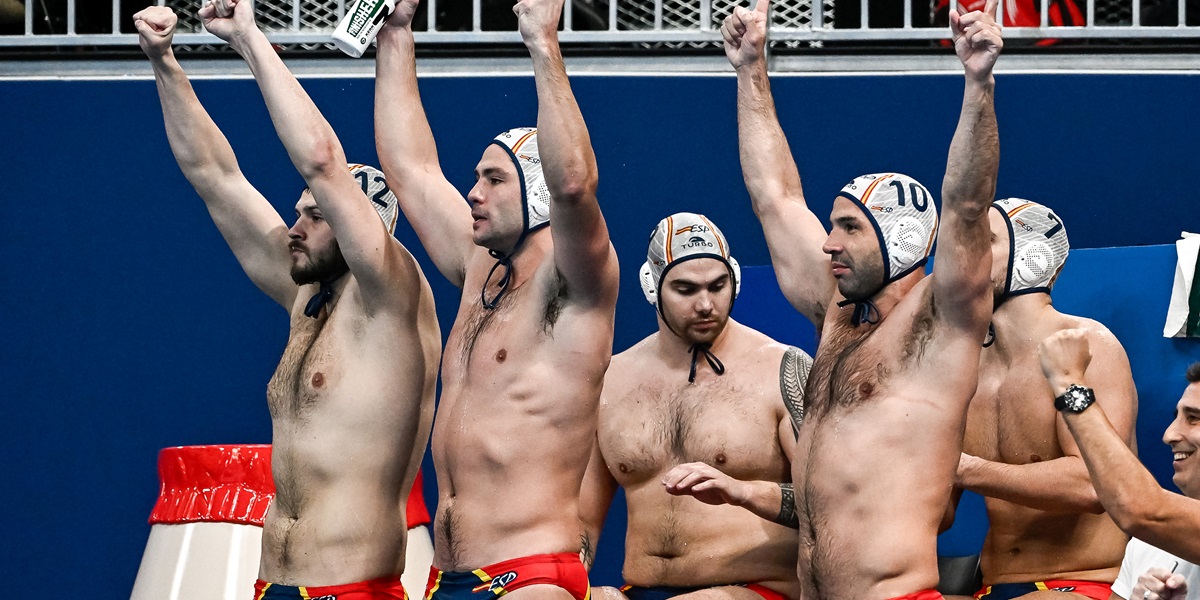 Foto portada: waterpolistes espanyols celebrant un gol. Autor: RFEN.